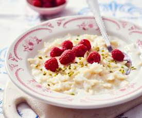 Süße Milchsuppe mit Himbeeren