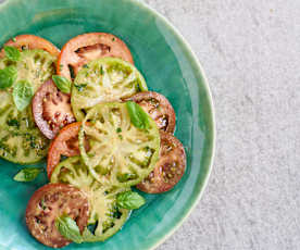 Salada de tomate com vinagreta de framboesa