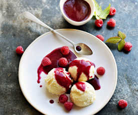 Glace au litchi, coulis de framboise