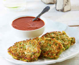 Tortitas de ejotes con salsa de chiles rojos