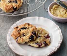 Scones ai mirtilli con burro di noci e miele