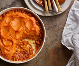 Empadão de atum e molho arrabiata com puré de batata-doce