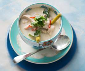 Tom kha gai (sopa tailandesa de frango com leite de coco)