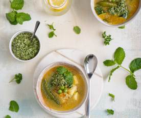 Wiosenna zupa jarzynowa z miętowo-pietruszkowym pesto