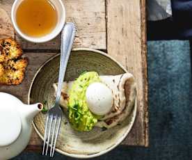 Petits pains plats, purée d'avocat et œufs