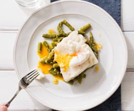 Bacalao fresco con espárragos y huevos poché