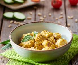 Gnocchi di pane alla salvia con pesto di crudité