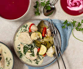 Barszcz zabielany i kurczak w sosie ze szpinakiem