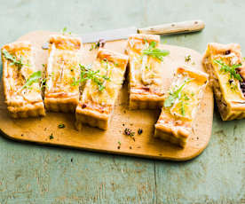 Quiche aux oignons, panais et au camembert