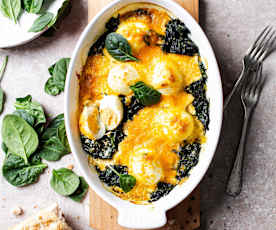 Huevos mollet con espinacas y crema de queso cheddar