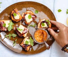 Tartines de pain de mie, coulis de tomates, compotée d’oignons rouges et coppa