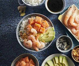 Bowl di riso, avocado e salmone