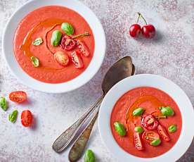 Gazpacho pomodori e ciliegie con crostini alle erbe