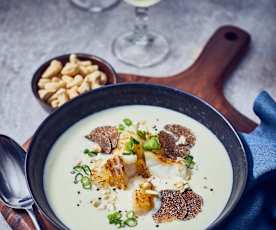 Trüffelsuppe mit Kabeljau und Cashewbröseln