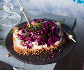 Tostas de crema de salmón y lombarda