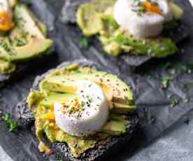 Pane ai semi, con avocado e uova in camicia