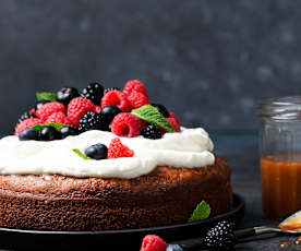 Génoise au caramel, crème fouettée aux fruits et sauce caramel