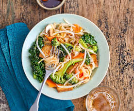 Wegański pad thai z tofu