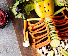 万圣节沙拉配红色鹰嘴豆泥