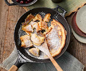 Veganer Kaiserschmarrn mit heißen Kirschen und Vanillesauce