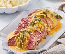 Filete de res en salsa de queso con rajas (Black Diamond)