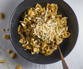 Pasta integrale con pesto di cicoria e scaglie di pecorino