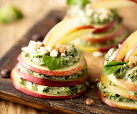 Apfel-Millefeuille mit Feldsalat und Nüssen