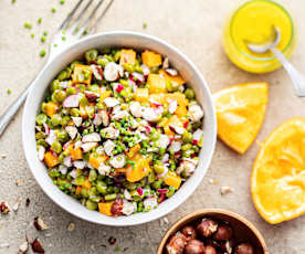 Salade de pois cassés, mimolette, radis, agrume et noisettes