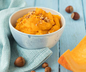 Kürbispüree mit Kokosmilch und Haselnüssen