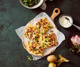 Flammkuchen mit Kartoffelcreme und Speck