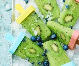 Bâtonnets glacés au kiwi, myrtilles et eau de coco