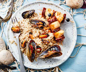 Risotto aux moules et algues, brochettes de saint-jacques et chorizo