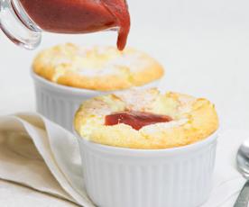 Suflê de chocolate branco com calda de frutas vermelhas