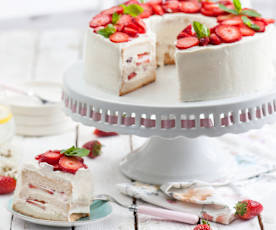 Anielskie ciasto (angel cake) z kremem waniliowym i truskawkami