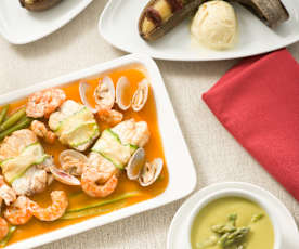 Menú para dos: Crema de espárragos y calabacín. Rape al vermut. Papillotes de plátano con chocolate