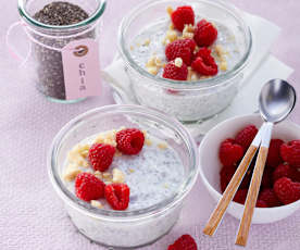 Chia-Pudding mit Magerquark und Himbeeren