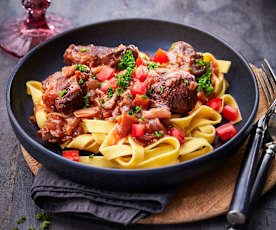 Rindfleisch-Rotwein-Ragout zu Nudeln