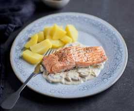 Łosoś w kremowym sosie pieczarkowym z ziemniakami