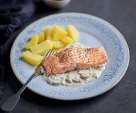 Salmón con salsa de champiñones y patatas