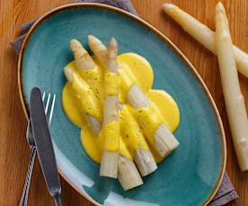 Contorno di asparagi bianchi con salsa olandese allo yogurt