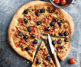 Pizza au thon, aux olives et aux tomates