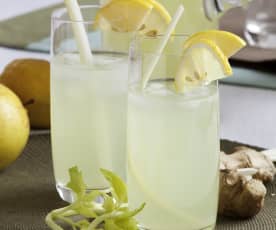 Agua con aroma de apio, limón, jengibre y manzana
