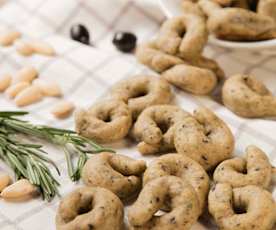 Taralli con farina di mandorle, rosmarino e olive