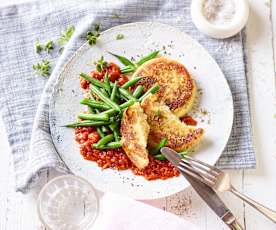 Kartoffel-Mandel-Taler mit Bohnen und Tomatensauce