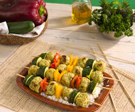Brochetas de albóndigas de pollo y arroz con calabacín