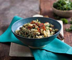 Makaron z jarmużem i szynką