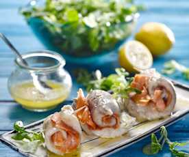 Závitky z tresky a lososa s česnekovou omáčkou