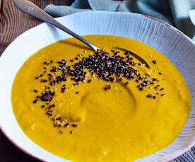 Möhrencremesuppe mit geröstetem Pumpernickel