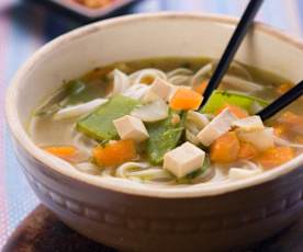 Soupe asiatique aux légumes et au tofu