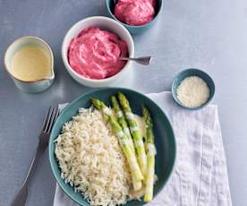 Szparagi, ryż z parmezanem i cytrynowym sosem zabajone; Jagodowa pianka